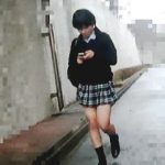 【盗撮動画】完全ヌキ仕様に編集された帰宅途中女子校生のスカメク縞々パンチラ絶景♪
