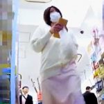 【盗撮動画】近所に病院があるコンビニには看護師さんのパンチラを狙う撮り師も存在する件♪