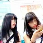 【盗撮動画】電車を乗り継いでどこかへ移動してるお揃いギャルズのパンティは不揃いな件♪