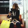 【盗撮動画】ミニスカ女子がいきなり電車に乗り込んできた！対面で▼ゾーンをチラつかせる♪