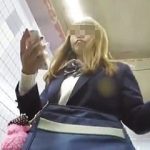 【盗撮動画】悶絶必至！風俗店にスカウトされそうな茶髪ＪＫのパンチラはやっぱり凄かった♪