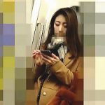 【盗撮動画】電車でスマホに熱中し過ぎてうっかり股間に痴漢の侵入を許した無警戒なOLさん♪