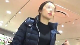【盗撮動画】ショッピング中に休憩してるお姉さんのパンチラが想像以上にスケベだった件♪
