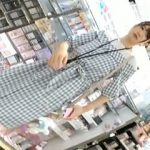 【盗撮動画】これは確かに撮りたくなる！結構攻めてるパンティ穿いてたギンガムワンピの女の子♪