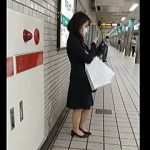 【盗撮動画】駅員「エスカレーターをご利用の際はスカート内の逆さ撮りにご注意ください」♪