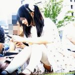 【盗撮動画】公園でガーターベルト越しに萌えパンチラを披露してるレイヤーっぽい女の子♪