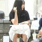 【盗撮動画】階段でお友達と会話に熱中してるムチムチ系女子の生白パンチラに熱狂してるオレ♪