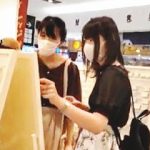 【盗撮動画】靴カメ撮り師に破廉恥パンティ撮られた買い物と会話に全集中してる女子二人組♪