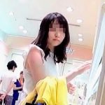 【盗撮動画】お母さんと買い物中の私服Ｋちゃんっぽい女の子の無垢なパンティ覗き撮り♪