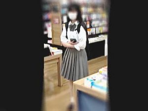 【盗撮動画】制服系や私服系にレイヤー系の少女たちが集う書店でシコネタパンティいただきますた♪